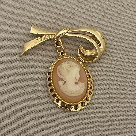 Gold tone pin with pink cameo - Picture 2 of 3